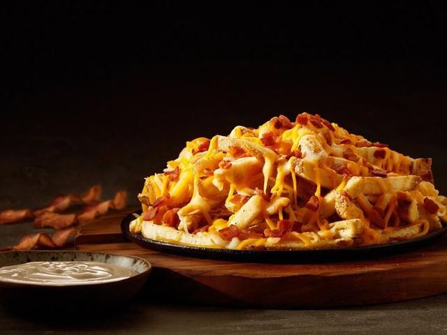 Porción de papas Street con cheddar y panceta gratinados