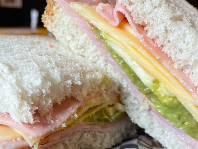 Sándwich armado con jamón, queso y verduras