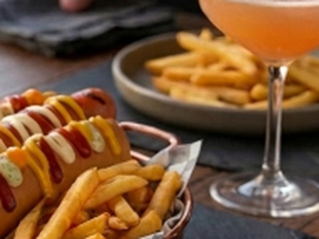 El pancho tradicional con mostaza, ketchup y mayonesa, con papas fritas